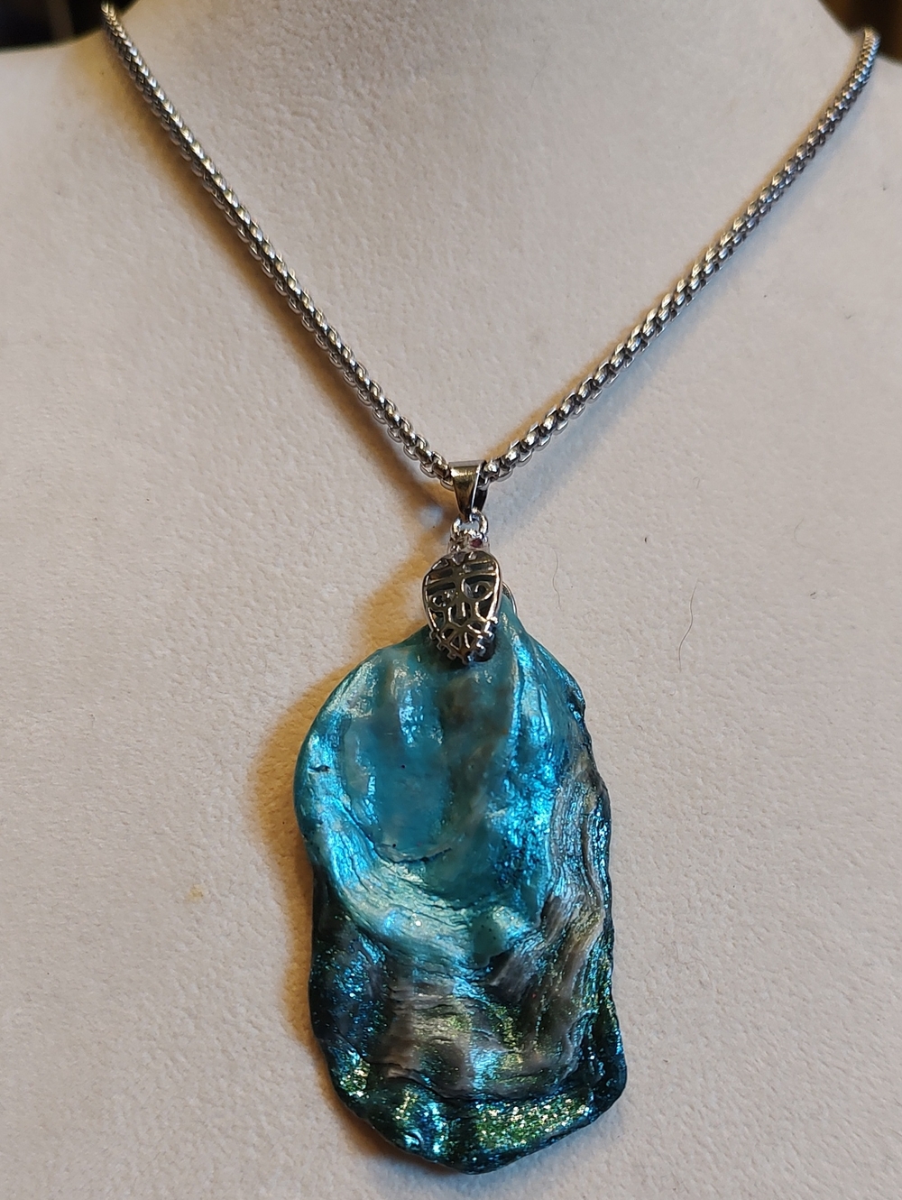 Beautiful Painted Oyster Shell Necklace With 24-inch Stainless Rolo Chain